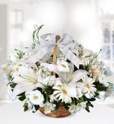 Lilyum Gerbera Kır Çiçekleri Sepet içerisinde kokulu beyaz lilyum, beyaz gerbera ve beyaz kır çiçekleri ile hazırlanmıştır.