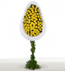 Sarı cinya ve yeşillikler ile hazırlanmış ayaklı nikah, açılış ve düğün çiçeği.