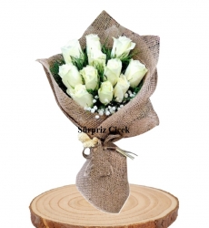  11 Beyaz Gül Buketi Beyaz gül, cipsofilya ve çeşitli yeşillikler ile hazırlanmış el buketi.