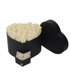 Kalp Kutuda Beyaz Güller & Makaronlar – Zarafet ve Tatlılık Bir Arada