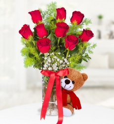 Kırmızı Güller ve Ayıcık Silindir cam vazo içerisinde kırmızı gül, cipsofilya, sevimli ayıcık ve yeşillikler ile hazırlanmıştır.