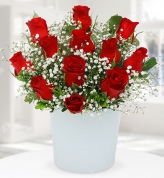 Seramikte Kırmızı Güller Seramik vazo içerisinde kırmızı gül, cipsofilya ve yeşillikler ile hazırlanmıştır.