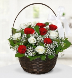 Çiçekli Gül Sepeti Sepet içerisinde kırmızı gül, beyaz gül, cipsofilya ve yeşillikler ile hazırlanmıştır.