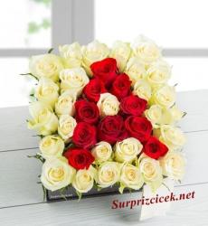 Kutuda Aşkın Baş Harfi Beyaz Güller
