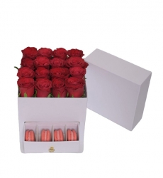Beyaz kare kutu içerisinde güller ve makaronlar ile hazırlanmıştır.