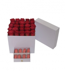 Beyaz kutu içerisinde kırmızı güller ve makaronlar ile hazırlanmıştır